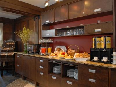 breakfast room - hotel ermitage du lac - mont-tremblant, canada