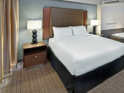 bedroom 1 - hotel doubletree by hilton regina - regina, canada