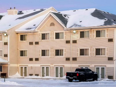 exterior view - hotel travelodge suites regina / eastgate bay - regina, canada