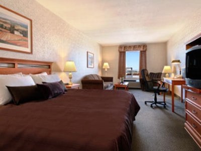 bedroom 1 - hotel days inn by wyndham saskatoon - saskatoon, canada