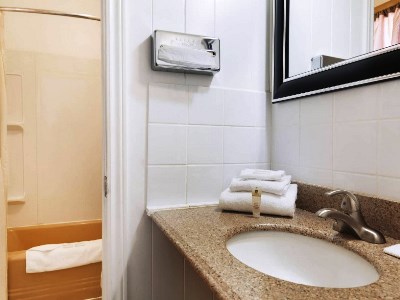 bathroom - hotel thriftlodge cochrane south - cochrane, canada