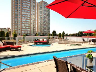 outdoor pool - hotel hilton vancouver metrotown - burnaby, canada