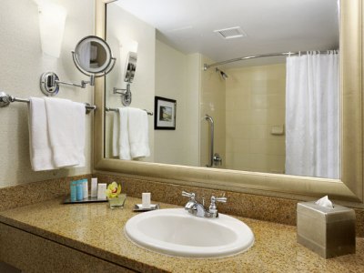 bathroom - hotel hilton vancouver metrotown - burnaby, canada