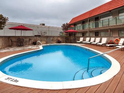 outdoor pool - hotel best western plus burnaby - burnaby, canada