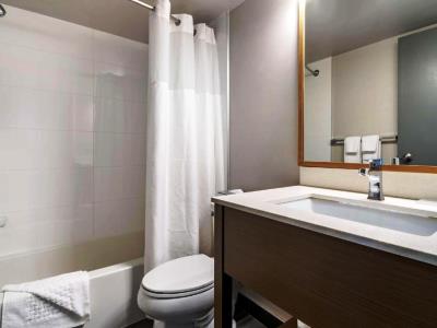 bathroom - hotel best western plus vancouver airport - vancouver, canada