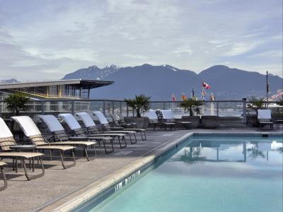 outdoor pool - hotel fairmont waterfront - vancouver, canada