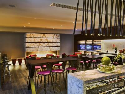 bar - hotel doubletree by hilton montreal - montreal, canada