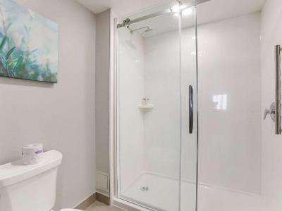 bathroom - hotel executive residency by best western - mississauga, canada