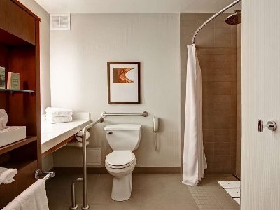 bathroom - hotel hilton mississauga meadowvale - mississauga, canada