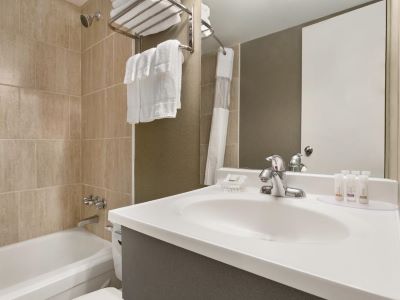 bathroom - hotel days inn by wyndham fallsview - niagara falls, canada