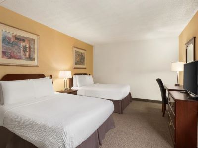 bedroom 1 - hotel days inn by wyndham fallsview - niagara falls, canada