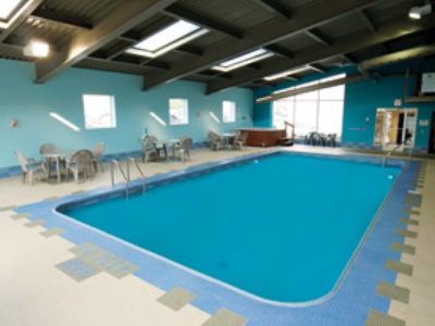 indoor pool - hotel days inn and suites by the falls - niagara falls, canada