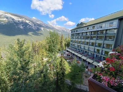 exterior view - hotel rimrock resort - banff, canada