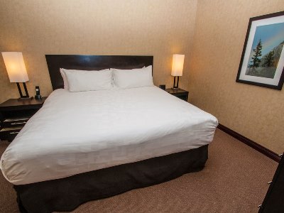 bedroom 1 - hotel rimrock resort - banff, canada