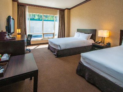 bedroom 3 - hotel rimrock resort - banff, canada