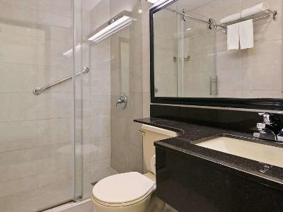 bathroom - hotel best western airport inn - calgary, canada