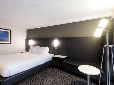 bedroom 2 - hotel doubletree by hilton calgary north - calgary, canada