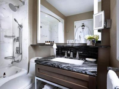 bathroom - hotel fairmont palliser - calgary, canada