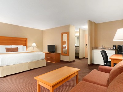 bedroom 1 - hotel days inn by wyndham edmonton downtown - edmonton, canada