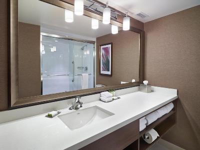 bathroom - hotel doubletree by hilton hotel west edmonton - edmonton, canada