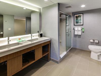 bathroom - hotel doubletree by hilton edmonton downtown - edmonton, canada