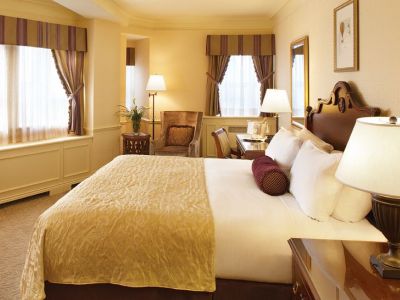 deluxe room - hotel fairmont le chateau frontenac - quebec, canada