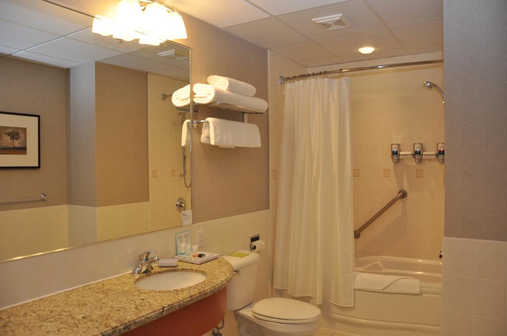 bathroom - hotel doubletree by hilton quebec resort - quebec, canada