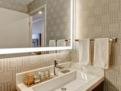 bathroom - hotel doubletree by hilton toronto downtown - toronto, canada