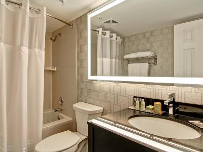 bathroom 1 - hotel doubletree by hilton toronto downtown - toronto, canada