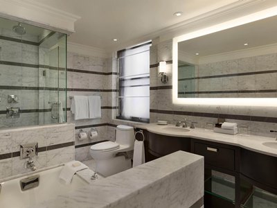 bathroom - hotel fairmont royal york - toronto, canada