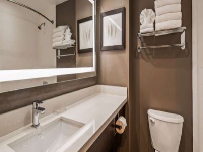 bathroom - hotel best western plus executive inn - toronto, canada