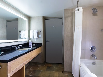 bathroom - hotel hilton whistler resort and spa - whistler, canada