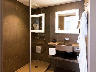 bathroom - hotel novotel basel city - basel, switzerland