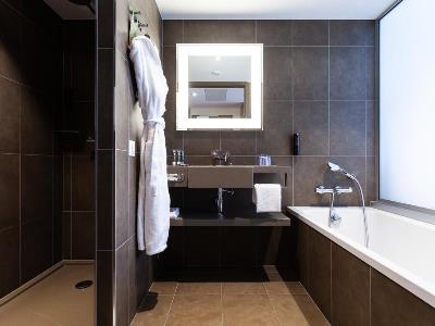 bathroom 1 - hotel novotel basel city - basel, switzerland