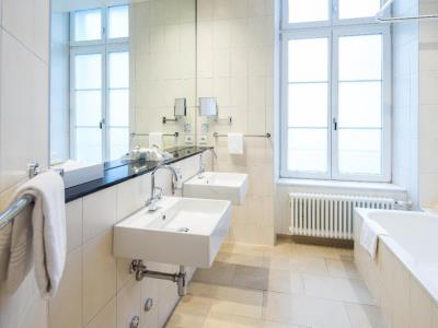 bathroom - hotel schweizerhof basel - basel, switzerland