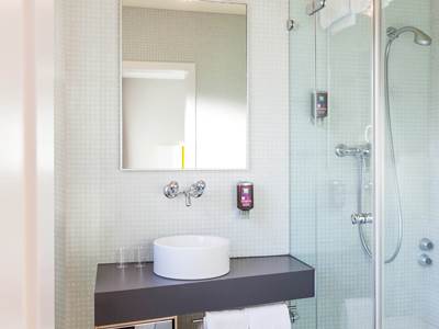 bathroom - hotel ibis styles bern city - bern, switzerland