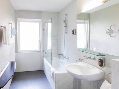 bathroom 1 - hotel ibis styles bern city - bern, switzerland