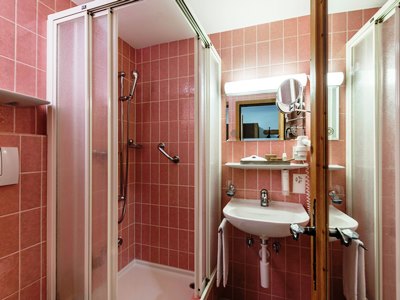 bathroom 1 - hotel stern chur - chur, switzerland