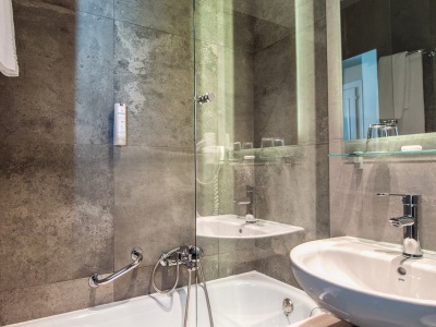 bathroom - hotel drake longchamp - geneva, switzerland