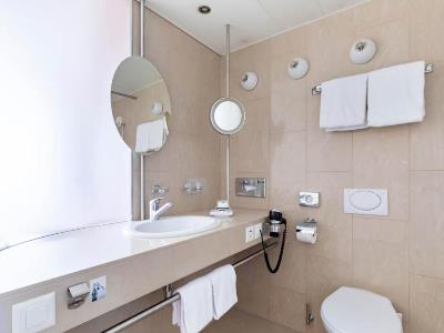 bathroom - hotel cornavin - geneva, switzerland