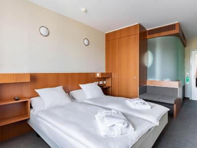 bedroom 2 - hotel cornavin - geneva, switzerland