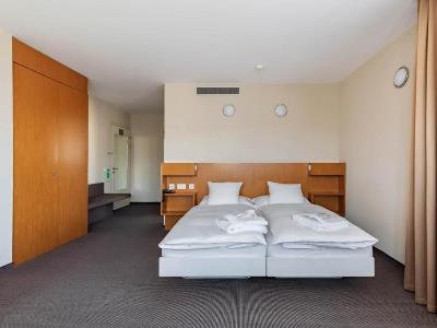 bedroom - hotel cornavin - geneva, switzerland