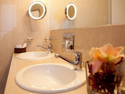 bathroom - hotel cornavin - geneva, switzerland