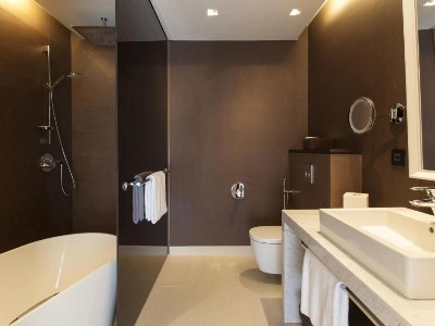 bathroom - hotel crowne plaza geneva - geneva, switzerland