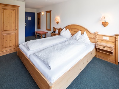 bedroom 1 - hotel jungfrau lodge swiss mountain - grindelwald, switzerland