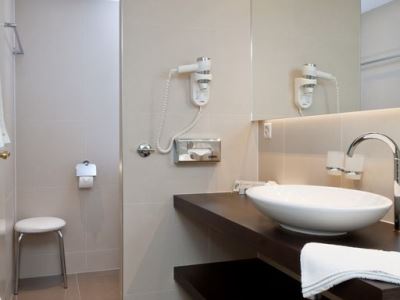 bathroom 1 - hotel kreuz und post - grindelwald, switzerland