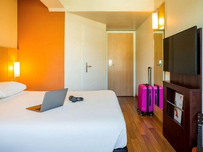 bedroom 1 - hotel ibis lausanne centre - lausanne, switzerland