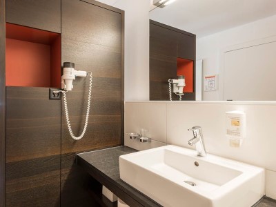 bathroom 1 - hotel alpina - lucerne, switzerland