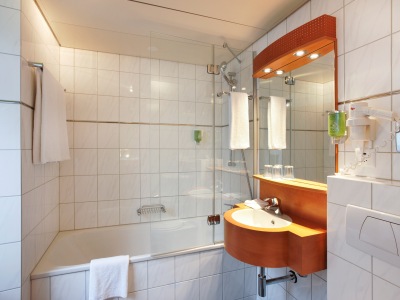 bathroom - hotel ibis styles luzern city - lucerne, switzerland