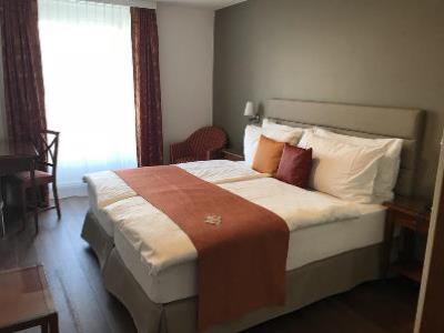 bedroom 1 - hotel des alpes - lucerne, switzerland